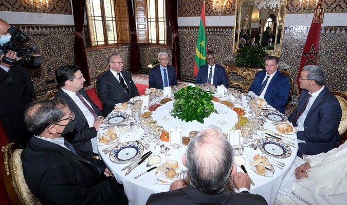 SM le Roi offre un déjeuner en l'honneur du Premier ministre mauritanien et de la délégation l'accompagnant