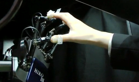 Une main robotisée contrôlable par les ondes cérébrales