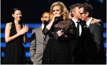 Adele ouvre les 54e Grammy Awards alors que le monde pleure Whitney Houston