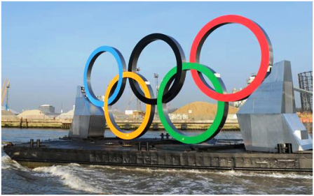 Des anneaux olympiques géants sur la Tamise