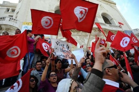 Des milliers de Tunisiens fêtent l'indépendance en réclamant la démocratie