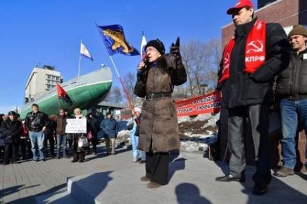 Pro et anti-Poutine dans la rue à la veille de son retour au Kremlin