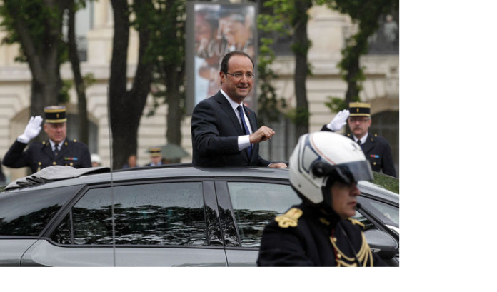 François Hollande dépose une gerbe sur la tombe du soldat inconnu