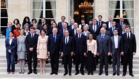Hollande demande discipline et exemplarité à ses ministres