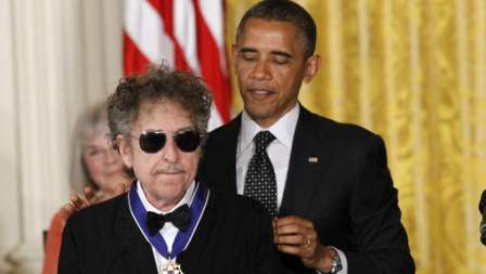 Barack Obama décore le « géant » Bob Dylan dont il est « grand fan »