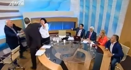 Grèce: un député néonazi agresse deux députées en direct à la télé