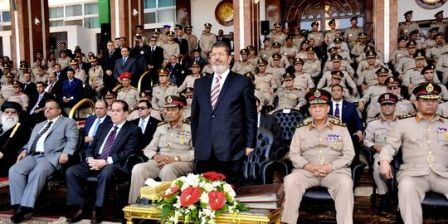 Morsi défie l'armée égyptienne en annulant la dissolution du Parlement