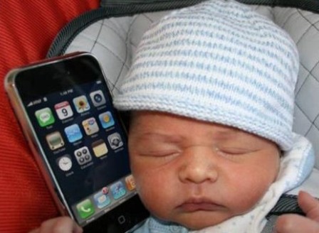Angleterre: un homme vole un iPhone 5 à un bébé (vidéo)