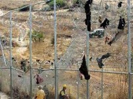 Melilla: Plus de 400 clandestins prennent d’assaut une barrière