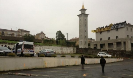 Poitiers: la Grande mosquée occupée par un groupuscule d'extrême droite
