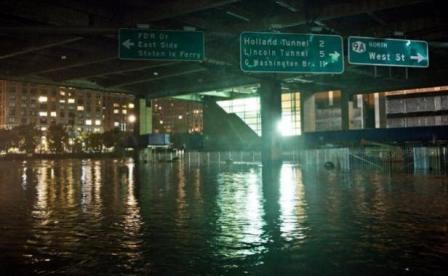 Cyclone Sandy: nuit de silence à New York largement inondé