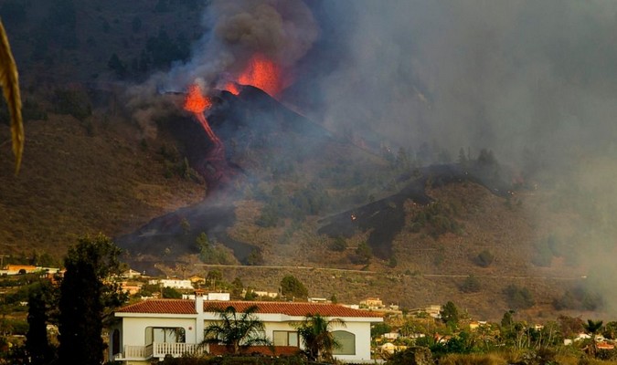 Volcan en éruption aux Iles Canaries : évacuation massive de la population locale