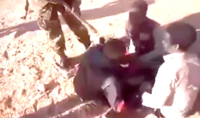 Une vidéo choquante d'enfants subsahariens maltraités par des "militaires algériens" provoque un tollé