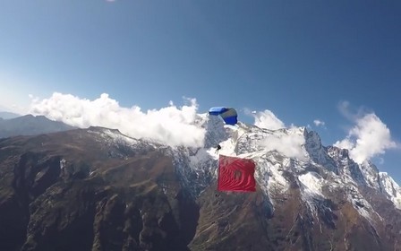 Le drapeau marocain hissé au sommet du monde (vidéo)