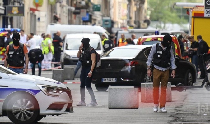 Colis piégé en France: les gardes à vue prolongées pour le suspect et trois membres de ses proches