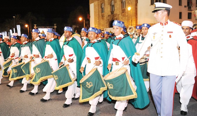 La retraite aux flambeaux de la Garde Royale illumine les principales artères de Rabat