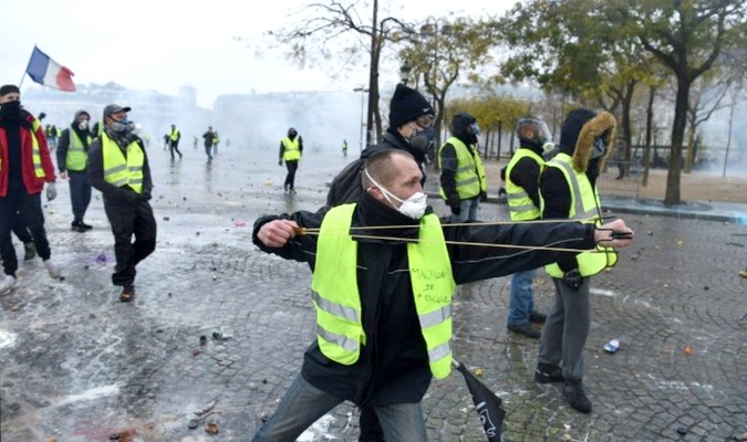 Gilets jaunes: 1.500 perturbateurs aux abords des Champs-Élysées