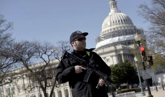 USA : un homme armé se tire dessus devant la Maison Blanche