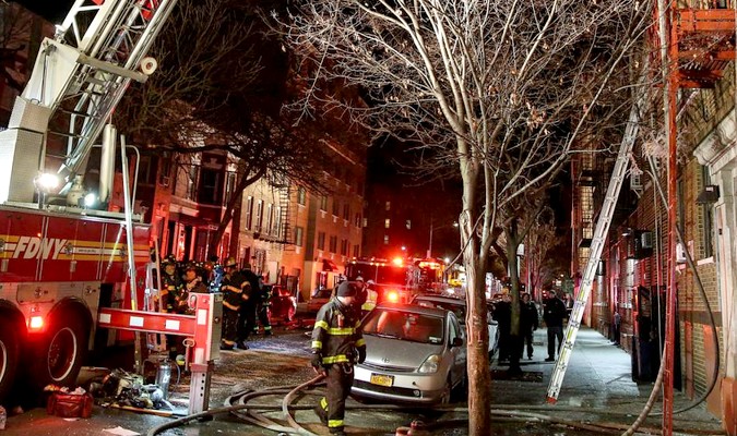 Etats-Unis: 12 morts dans le pire incendie à New York depuis des décennies (Vidéo)