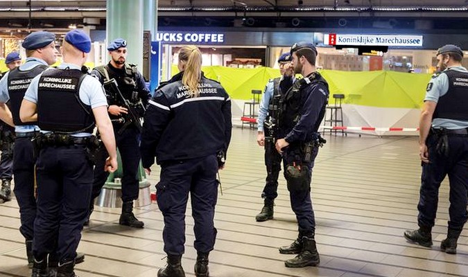 Pays-Bas: la police militaire tire sur un homme armé d'un couteau à l'aéroport d'Amsterdam-Schiphol