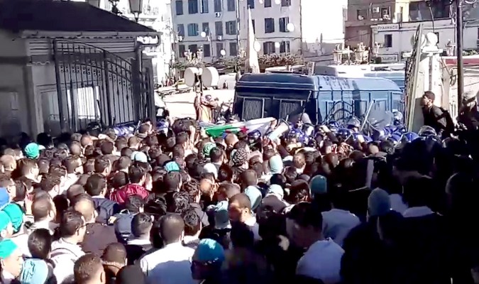 Plusieurs blessés dans des accrochages entre médecins résidents et policiers à Alger(+Vidéo)