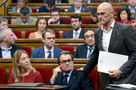 Espagne : quatre députés poursuivis en état d’arrestation suspendus par le parlement