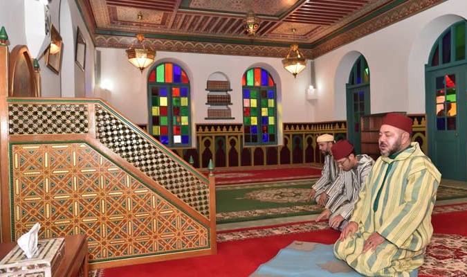 Amir Al Mouminine accomplit la prière du Vendredi à la mosquée Son Altesse la Princesse Lalla Latifa à Salé