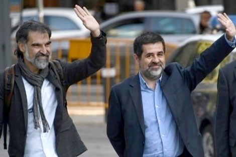 Catalogne: deux dirigeants indépendantistes emblématiques placés en détention