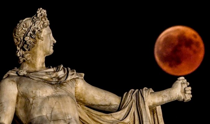 Le monde ébloui par la plus longue éclipse de Lune du XXIe siècle