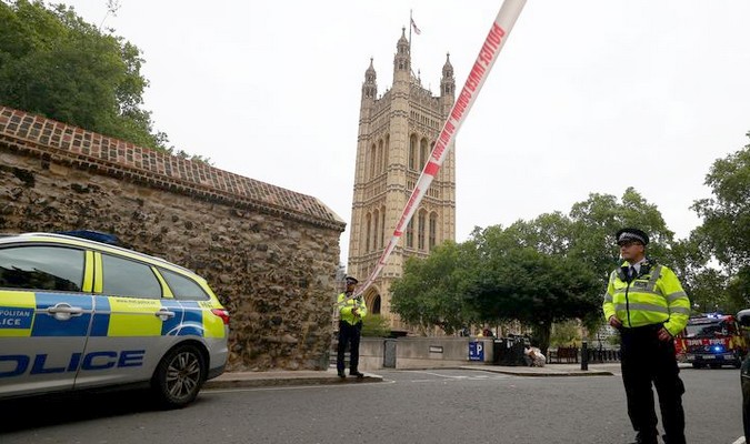 Plusieurs personnes blessées par une voiture devant le Parlement britannique