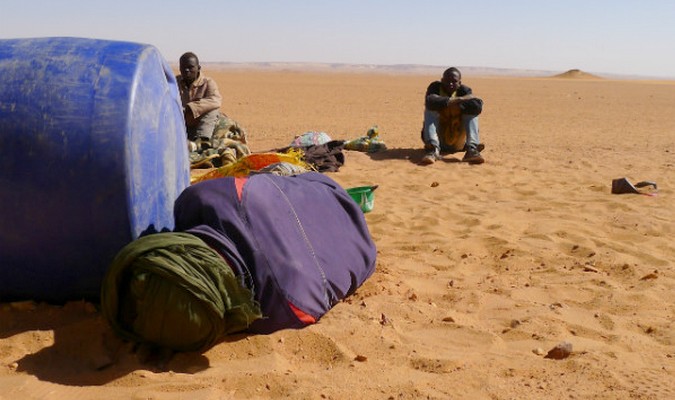 Des migrants subsahariens «jetés» par les autorités algériennes au milieu du désert