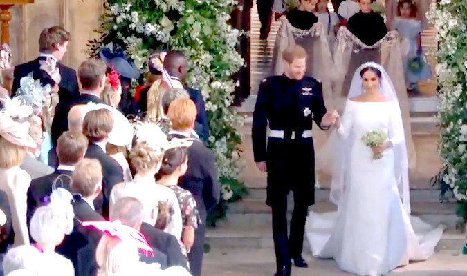 Harry et Meghan main dans la main pendant la cérémonie de leur mariage(Vidéo)
