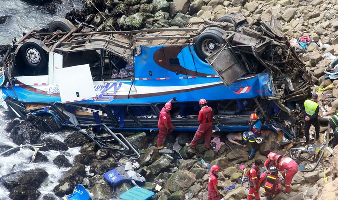 Pérou: 48 morts suite à la chute d’un autocar d’une falaise au nord de Lima