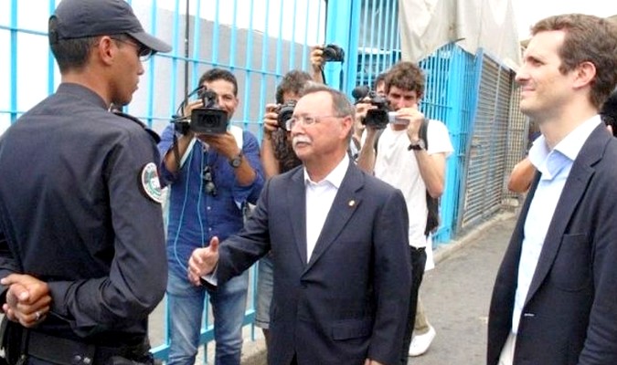 Bab Sebta: un policier marocain refuse de saluer le président de la ville occupée de Sebta (vidéo)