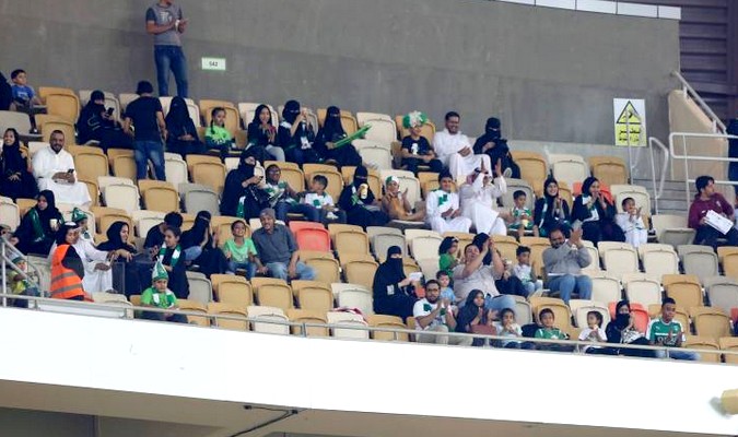 Des Saoudiennes pour la première fois dans un stade pour un match de foot