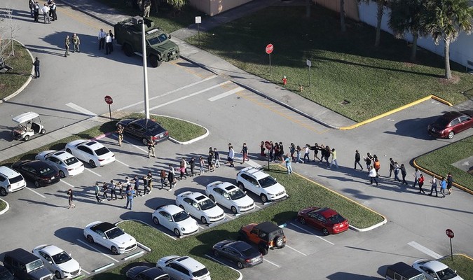 Fusillade dans un lycée de Floride: le bilan s'alourdit à 17 morts (VIDÉO)