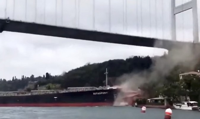 Incroyable accident sur le Bosphore à Istanbul(Vidéo)