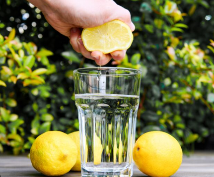 5 good reasons to drink lemon juice